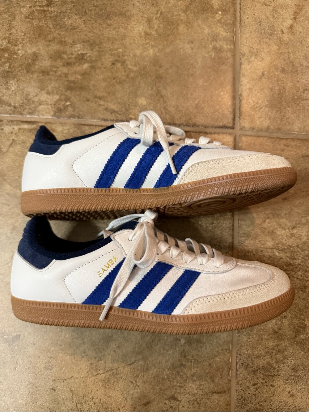 Adidas Originals Samba OG sneakers in white and dark blue - Picture 4 of 5